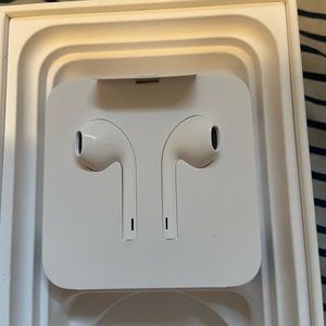 Apple Earpods with lightning connector